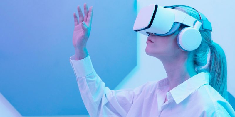 woman-wearing-virtual-reality-simulator